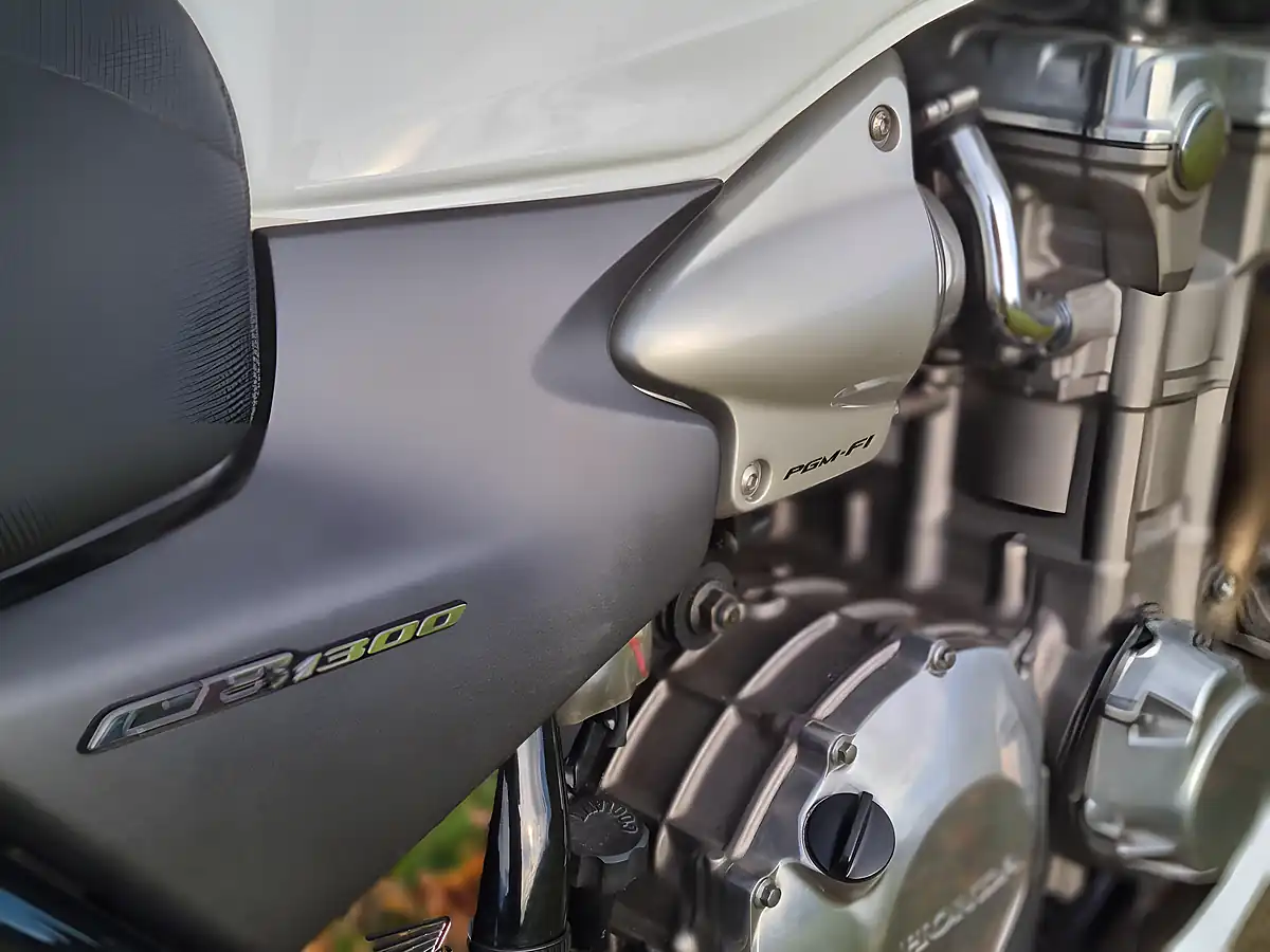 Used 2005 Honda CB1300 CB1300S White - Interior and Exterior details 18