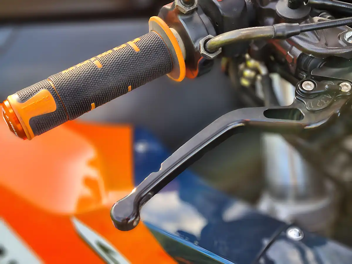 Used 2005 Honda CBR1000RR Fireblade Orange - Interior and Exterior details 17