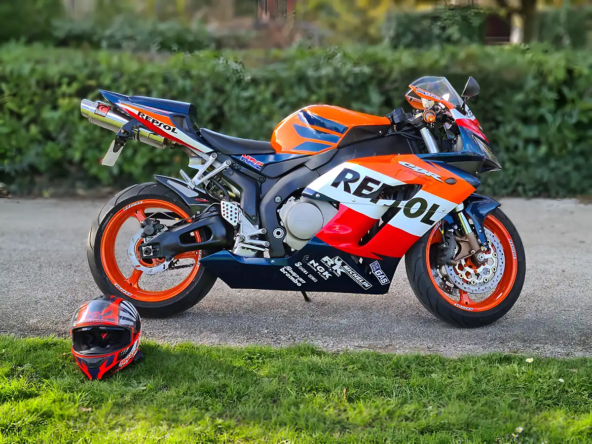 Used 2005 Honda CBR1000RR Fireblade Orange - Interior and Exterior details 3