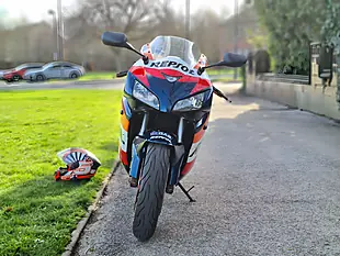 Used 2005 Honda CBR1000RR Fireblade Orange - Interior and Exterior details 9