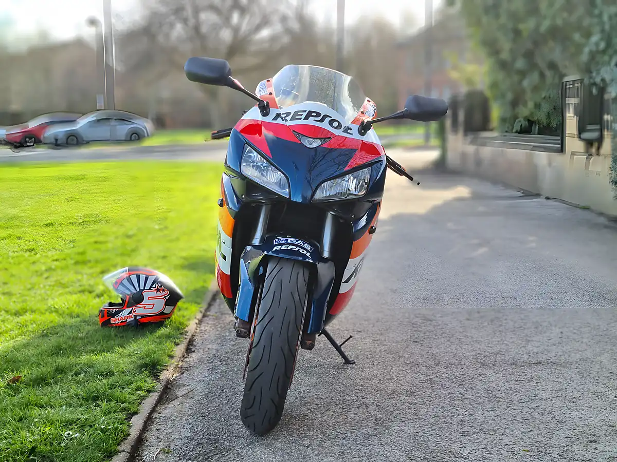 Used 2005 Honda CBR1000RR Fireblade Orange - Interior and Exterior details 9