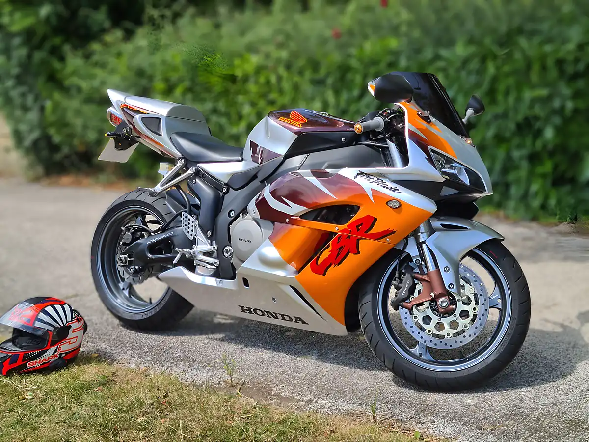 Used 2005 Honda CBR1000RR Fireblade Silver - Interior and Exterior details 3