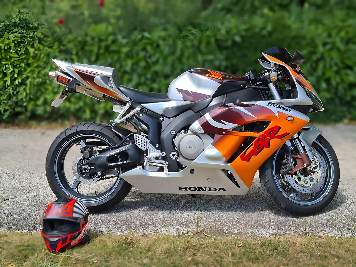 Used 2005 Honda CBR1000RR Fireblade Silver - Interior and Exterior details 4
