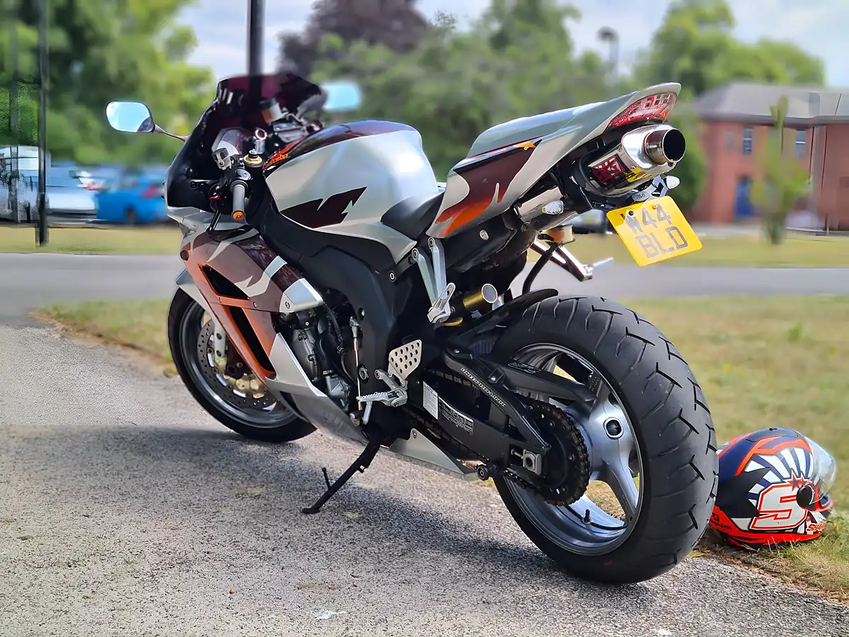 Used 2005 Honda CBR1000RR Fireblade Silver - Interior and Exterior details 7