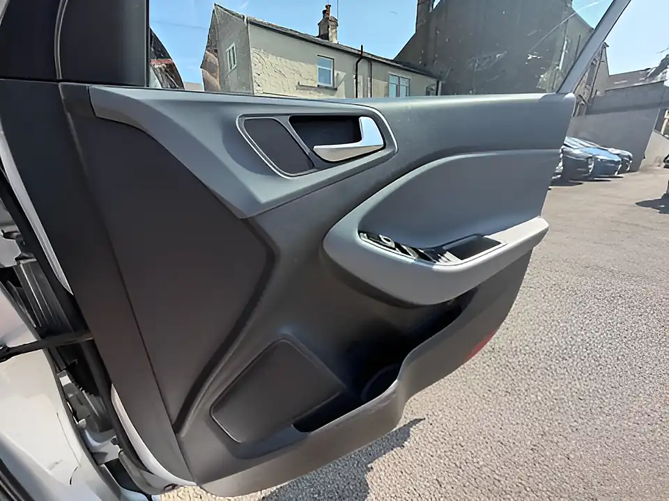 Used 2005 Hyundai i20 Se Blue Drive Silver - Interior and Exterior details 13