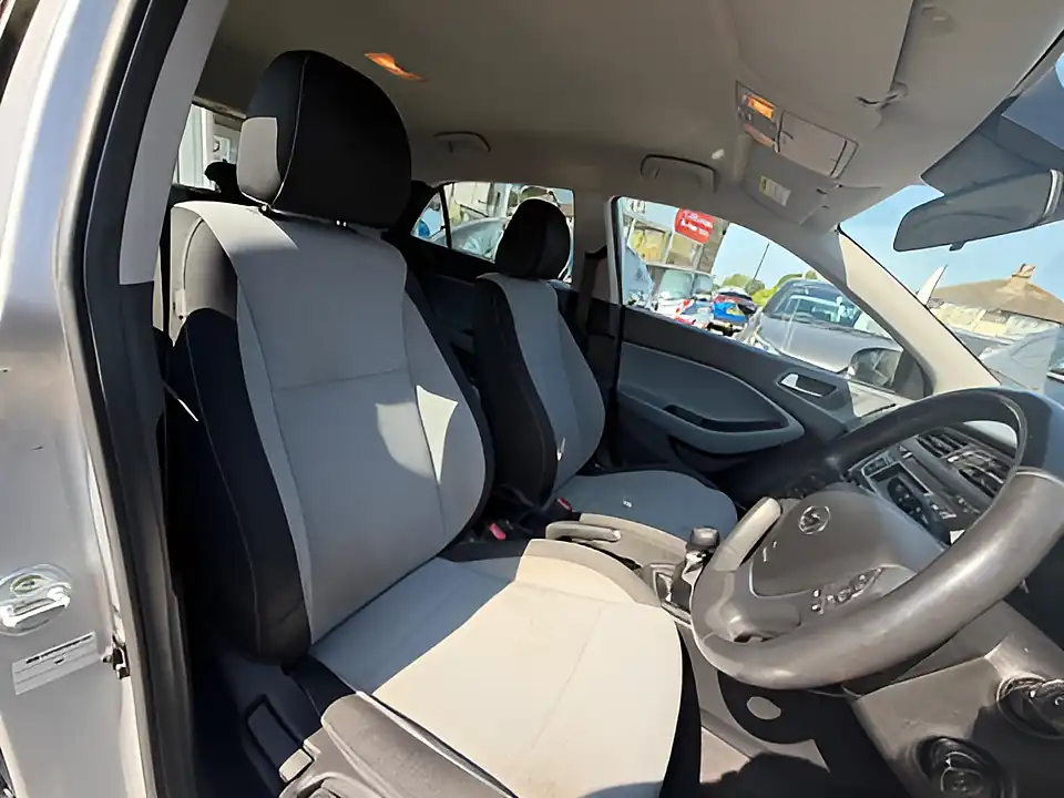 Used 2005 Hyundai i20 Se Blue Drive Silver - Interior and Exterior details 8