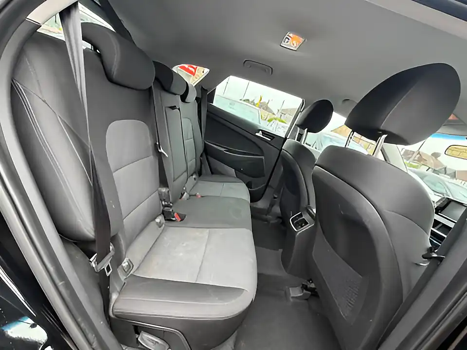 Used 2005 Hyundai Tucson S Connect Black - Interior and Exterior details 10