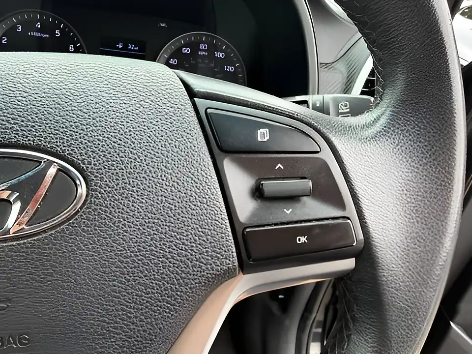 Used 2005 Hyundai Tucson S Connect Black - Interior and Exterior details 12