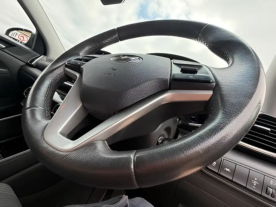 Used 2005 Hyundai Tucson S Connect Black - Interior and Exterior details 16