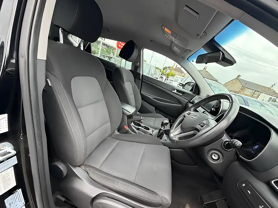 Used 2005 Hyundai Tucson S Connect Black - Interior and Exterior details 8