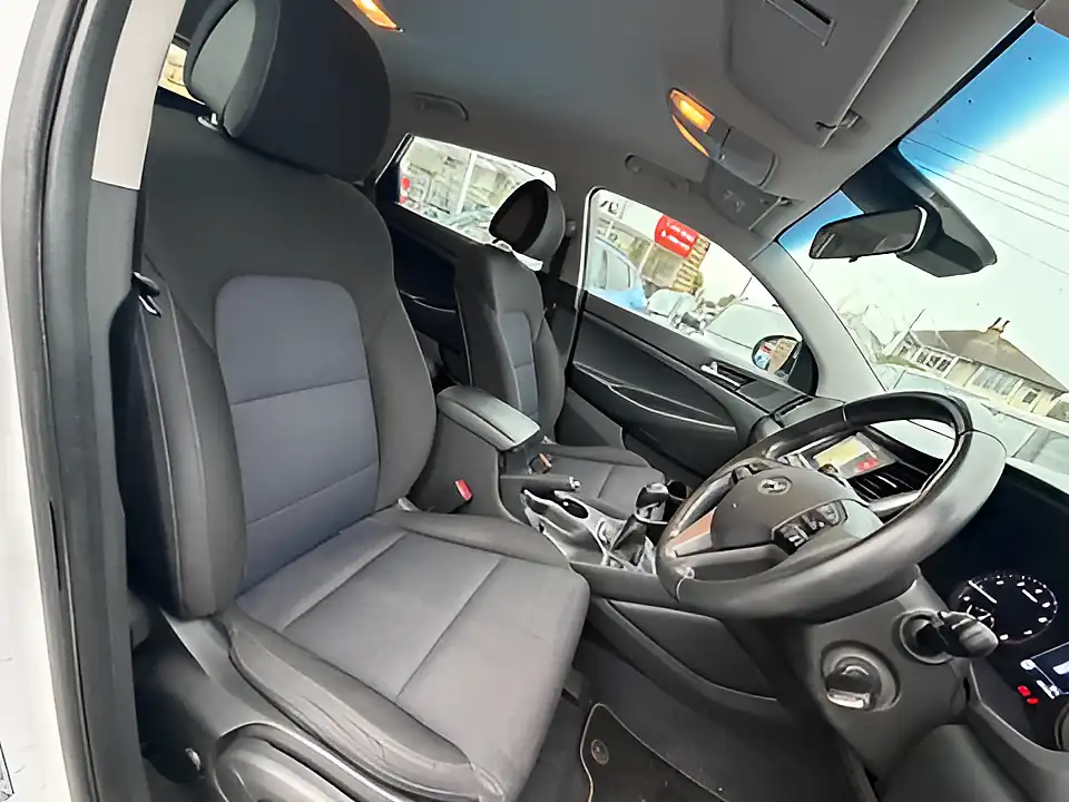 Used 2005 Hyundai Tucson Se Nav Blue Drive White - Interior and Exterior details 12