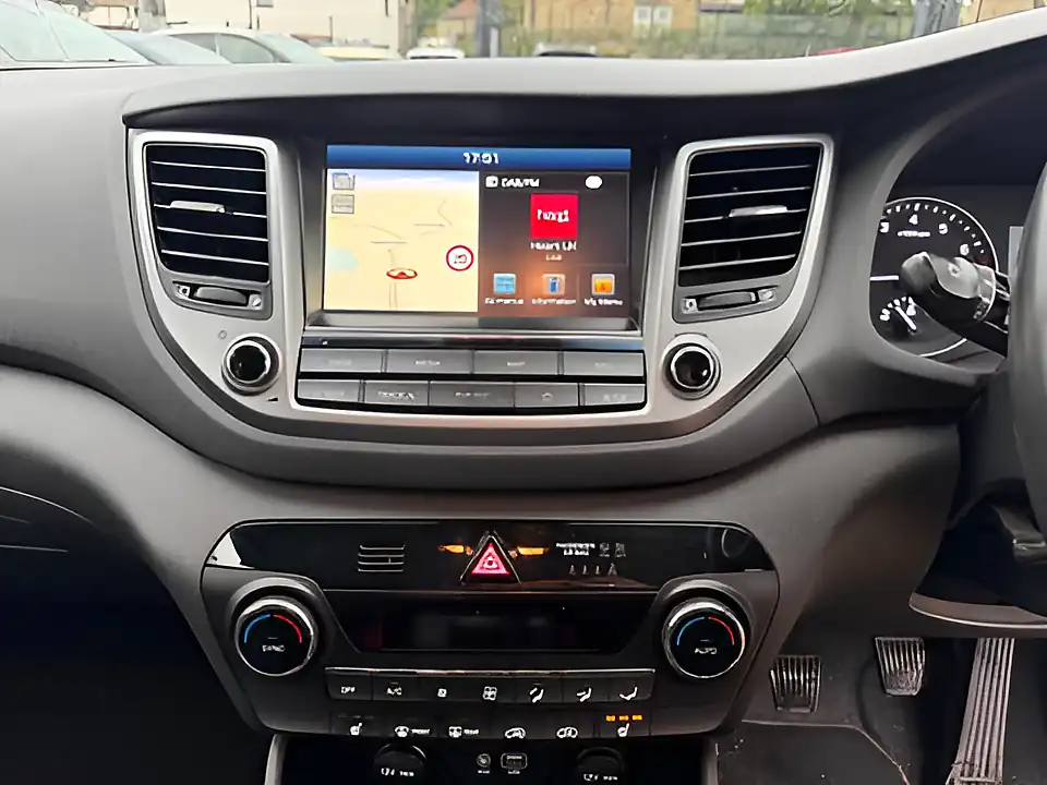 Used 2005 Hyundai Tucson Se Nav Blue Drive White - Interior and Exterior details 13
