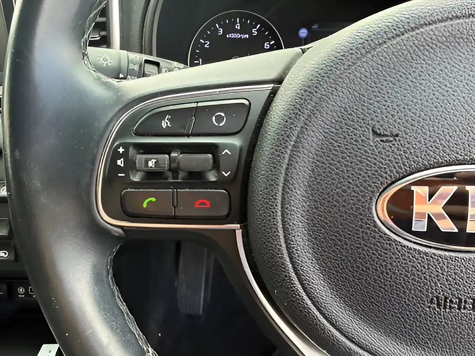 Used 2005 Kia Sportage 2 Silver - Interior and Exterior details 9