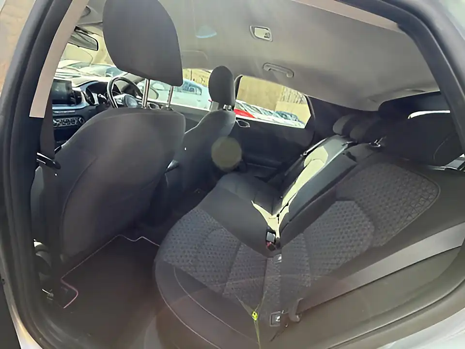 Used 2005 Kia Xceed 2 Isg Silver - Interior and Exterior details 9