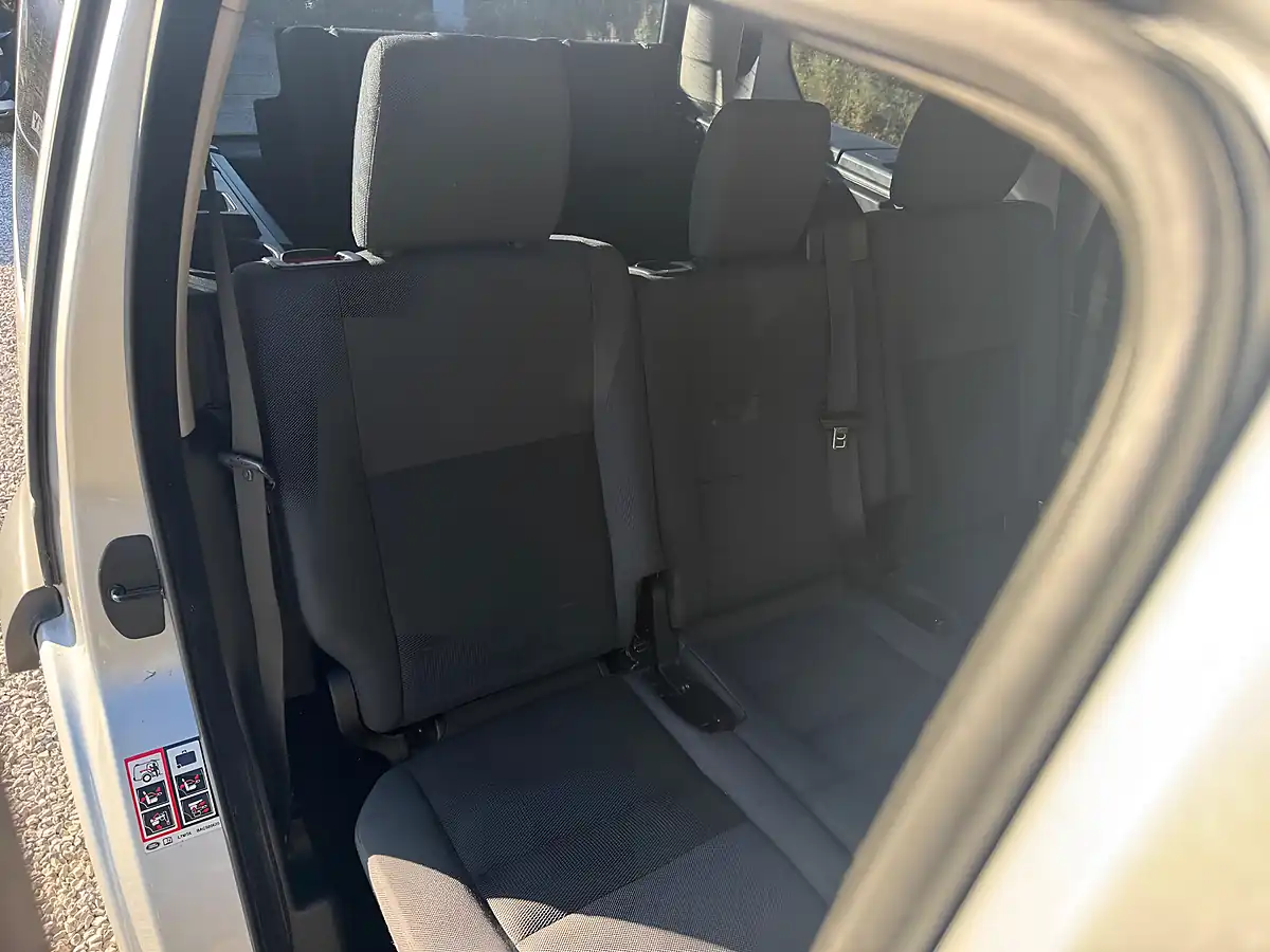 Used 2005 Land Rover Discovery 3 S Silver - Interior and Exterior details 11