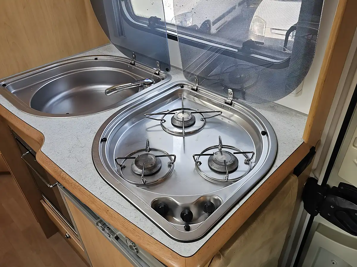 Used 2005 Lunar Champ A541 Coachbuilt 4 Berth White - Interior and Exterior details 13