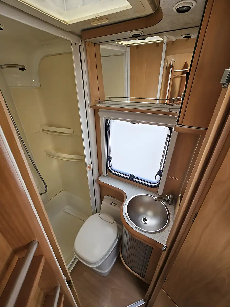 Used 2005 Lunar Champ A541 Coachbuilt 4 Berth White - Interior and Exterior details 18