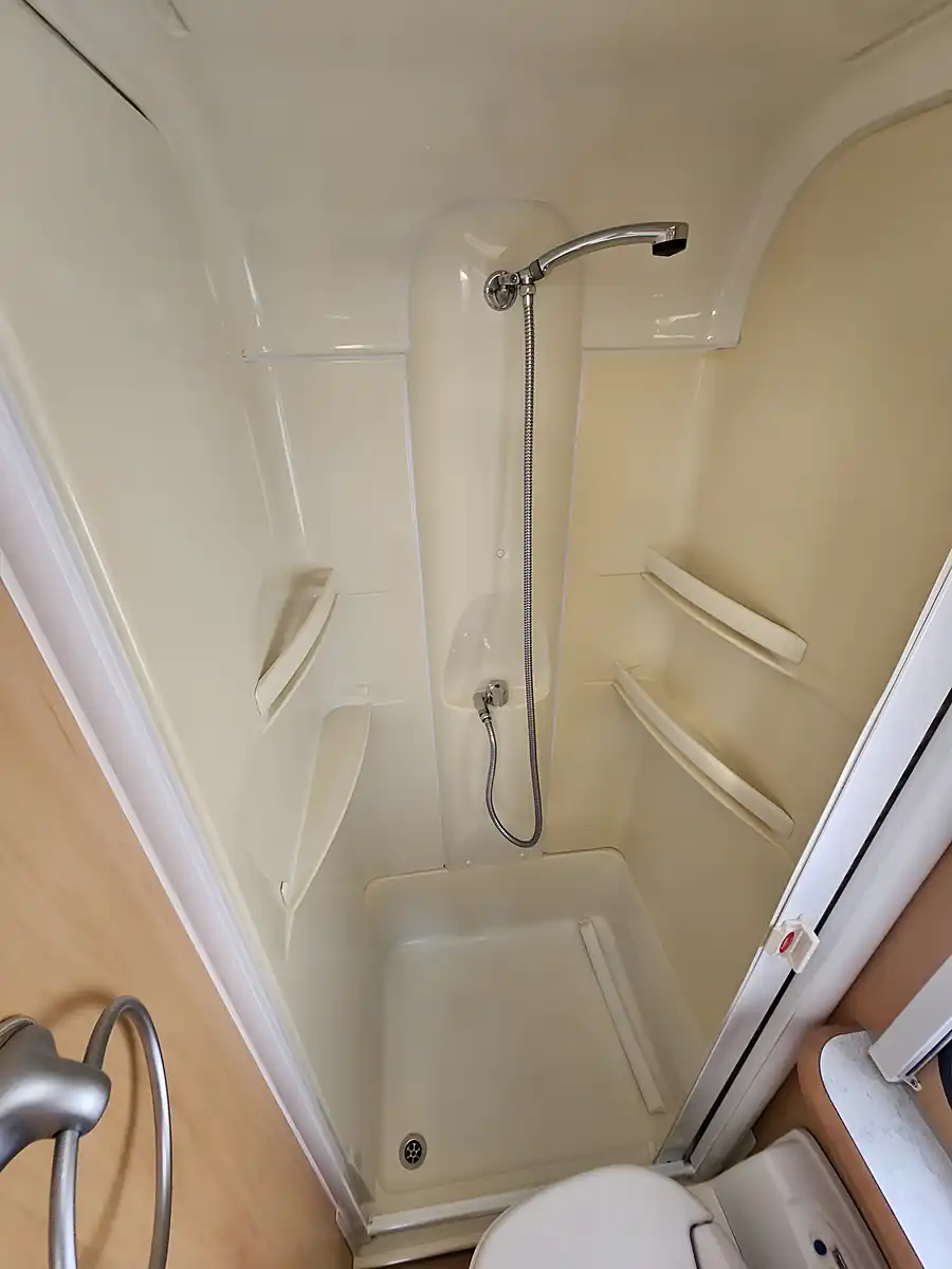 Used 2005 Lunar Champ A541 Coachbuilt 4 Berth White - Interior and Exterior details 19