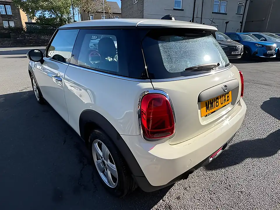 Used 2005 MINI Hatch One White - Interior and Exterior details 6