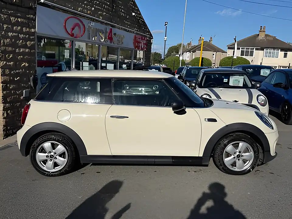 Used 2005 MINI Hatch One White - Interior and Exterior details 7