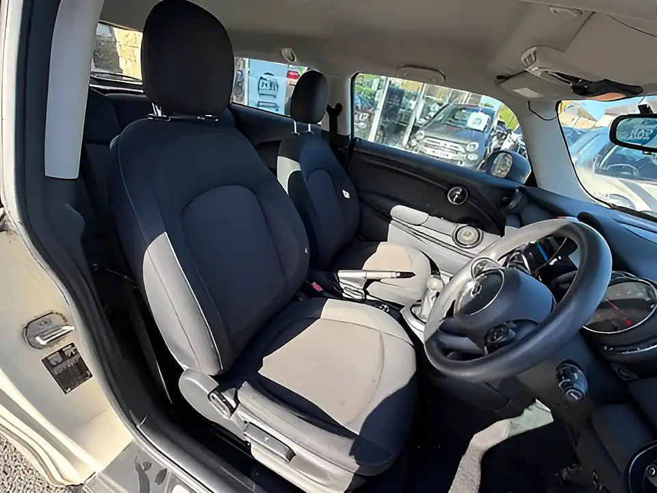 Used 2005 MINI Hatch One White - Interior and Exterior details 9