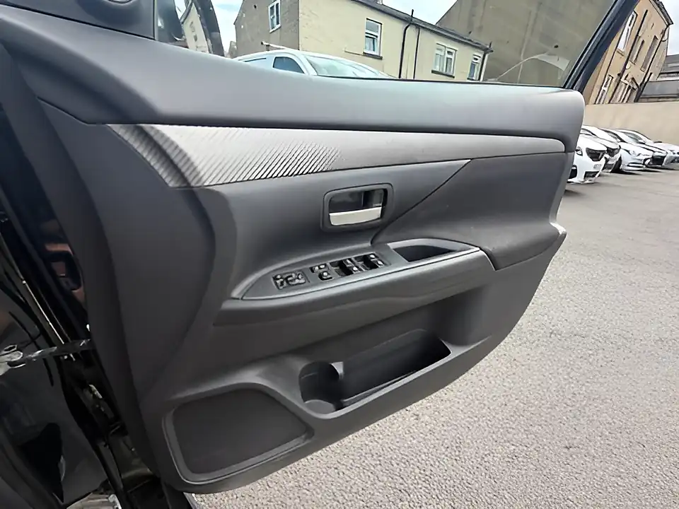 Used 2005 Mitsubishi Outlander 3 Black - Interior and Exterior details 12
