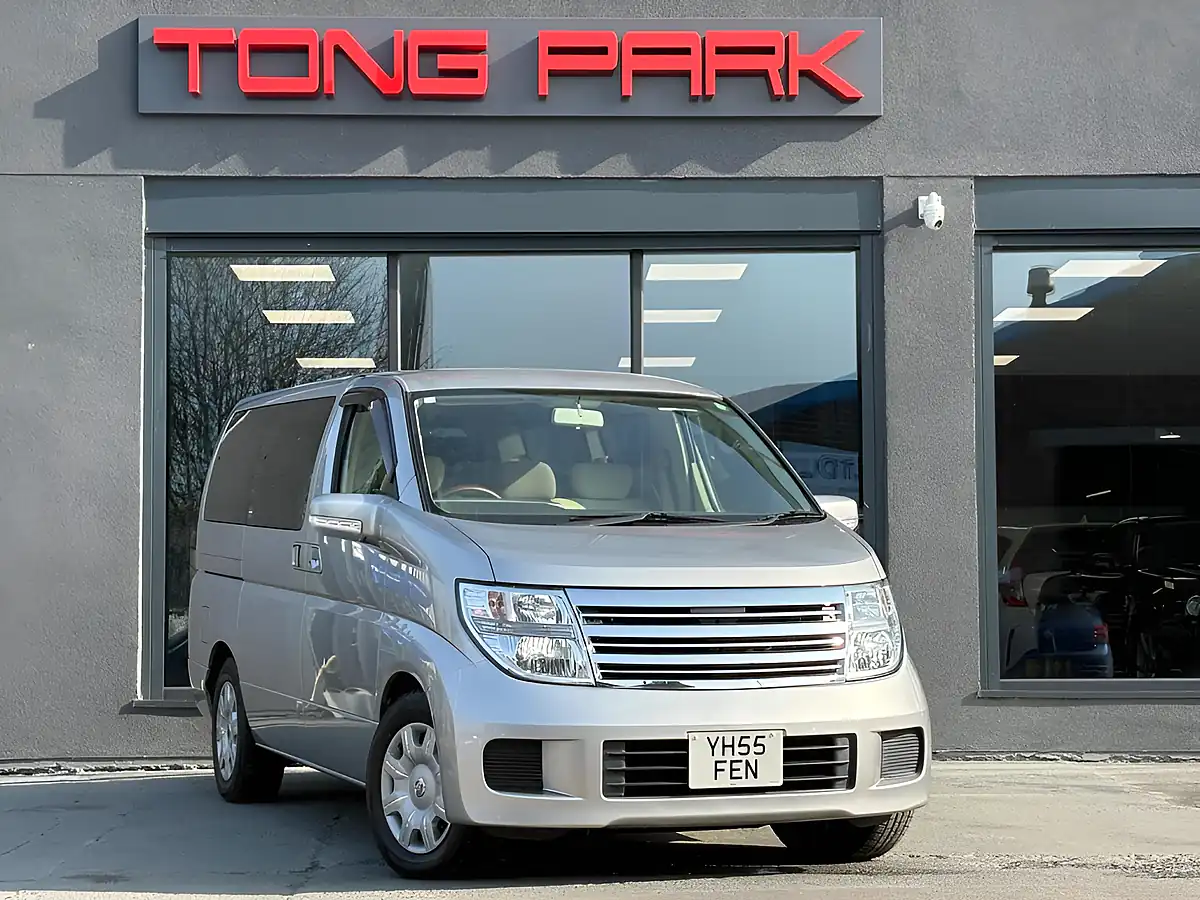 Used 2005 Nissan Elgrand Silver - Front View