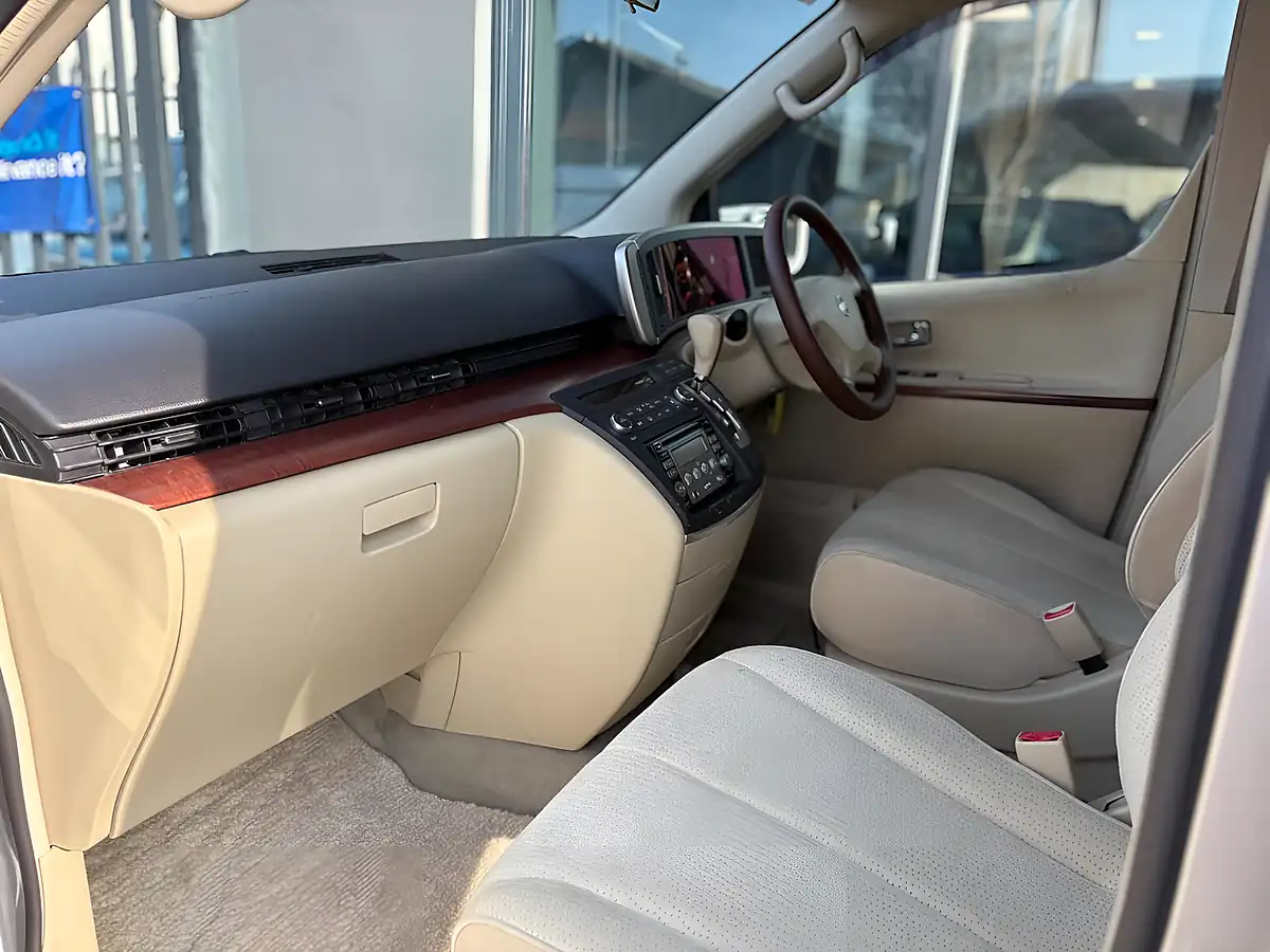 Used 2005 Nissan Elgrand Silver - Interior and Exterior details 10