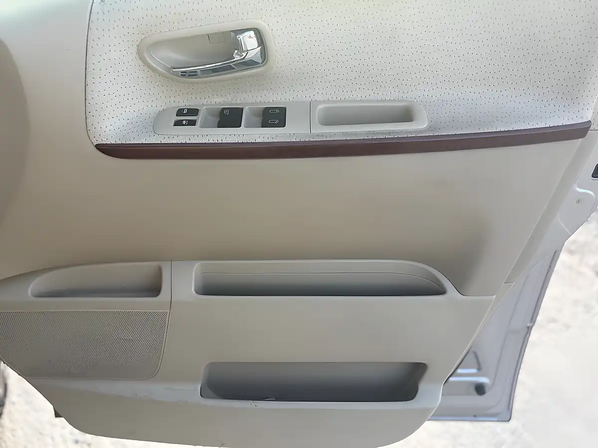 Used 2005 Nissan Elgrand Silver - Interior and Exterior details 15