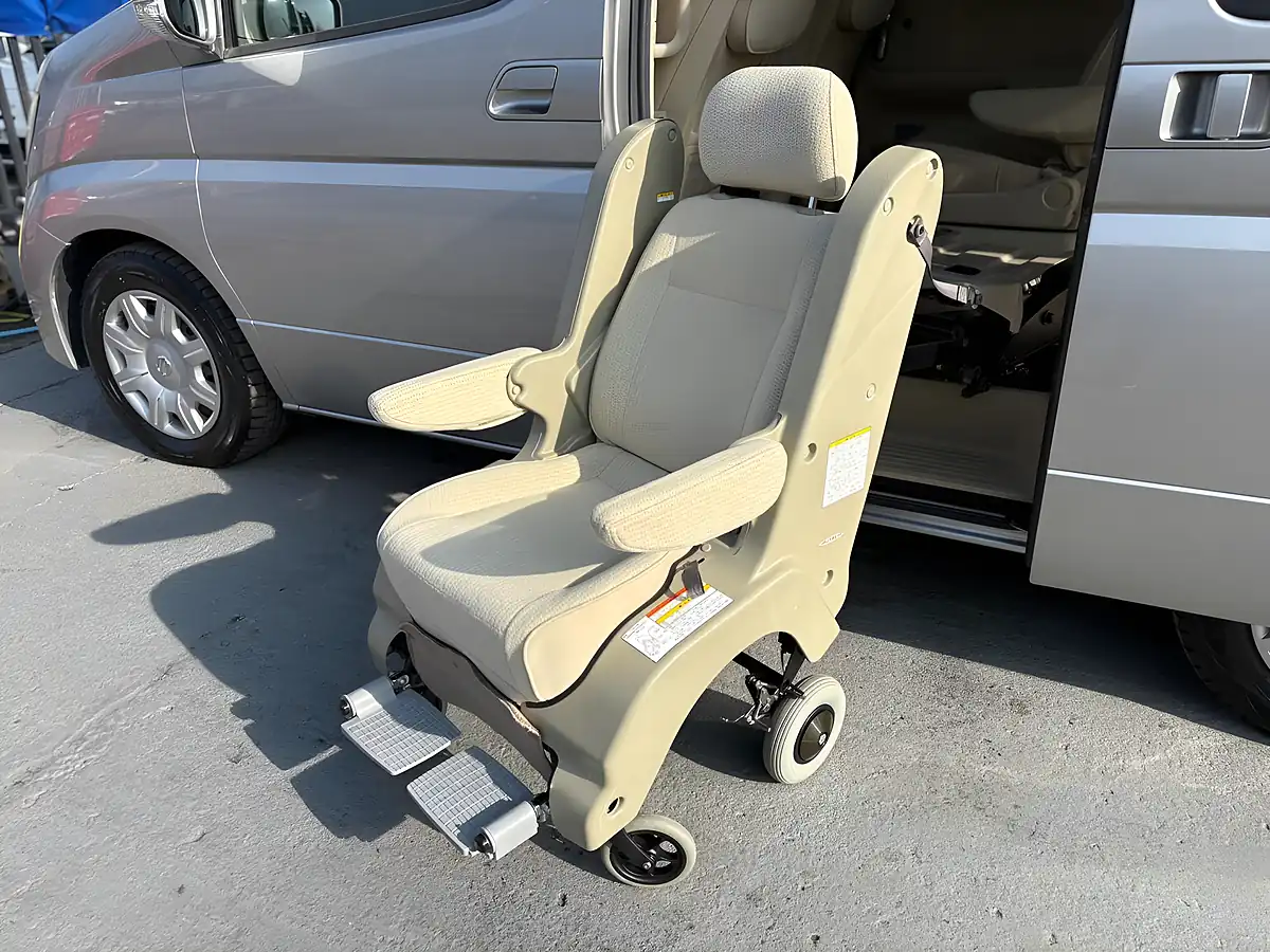 Used 2005 Nissan Elgrand Silver - Interior and Exterior details 3