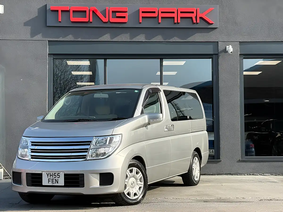Used 2005 Nissan Elgrand Silver - Interior and Exterior details 4