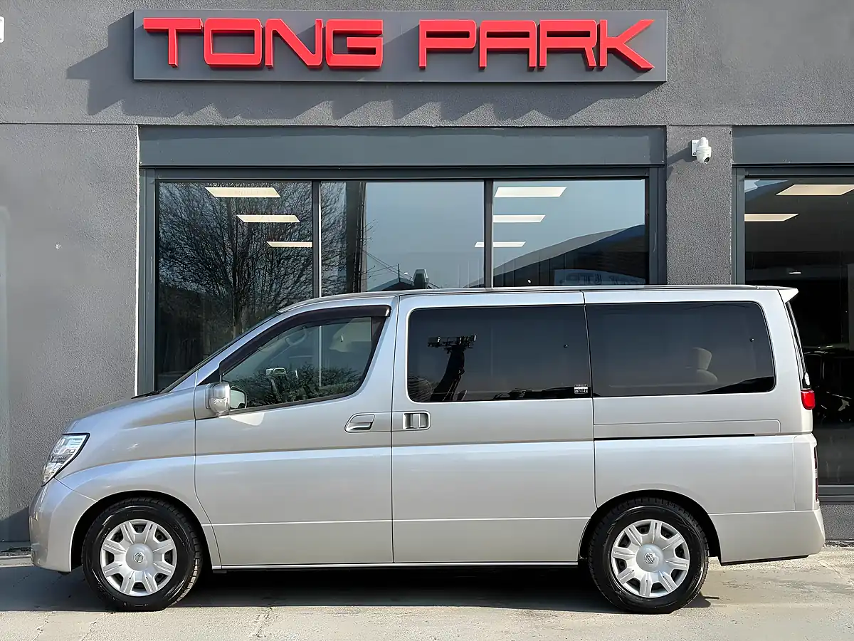 Used 2005 Nissan Elgrand Silver - Interior and Exterior details 5