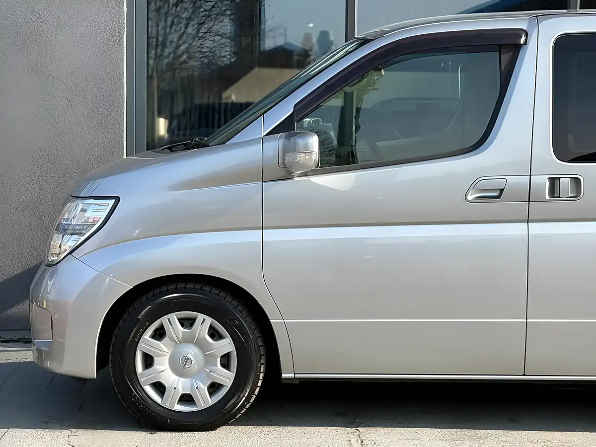 Used 2005 Nissan Elgrand Silver - Interior and Exterior details 6
