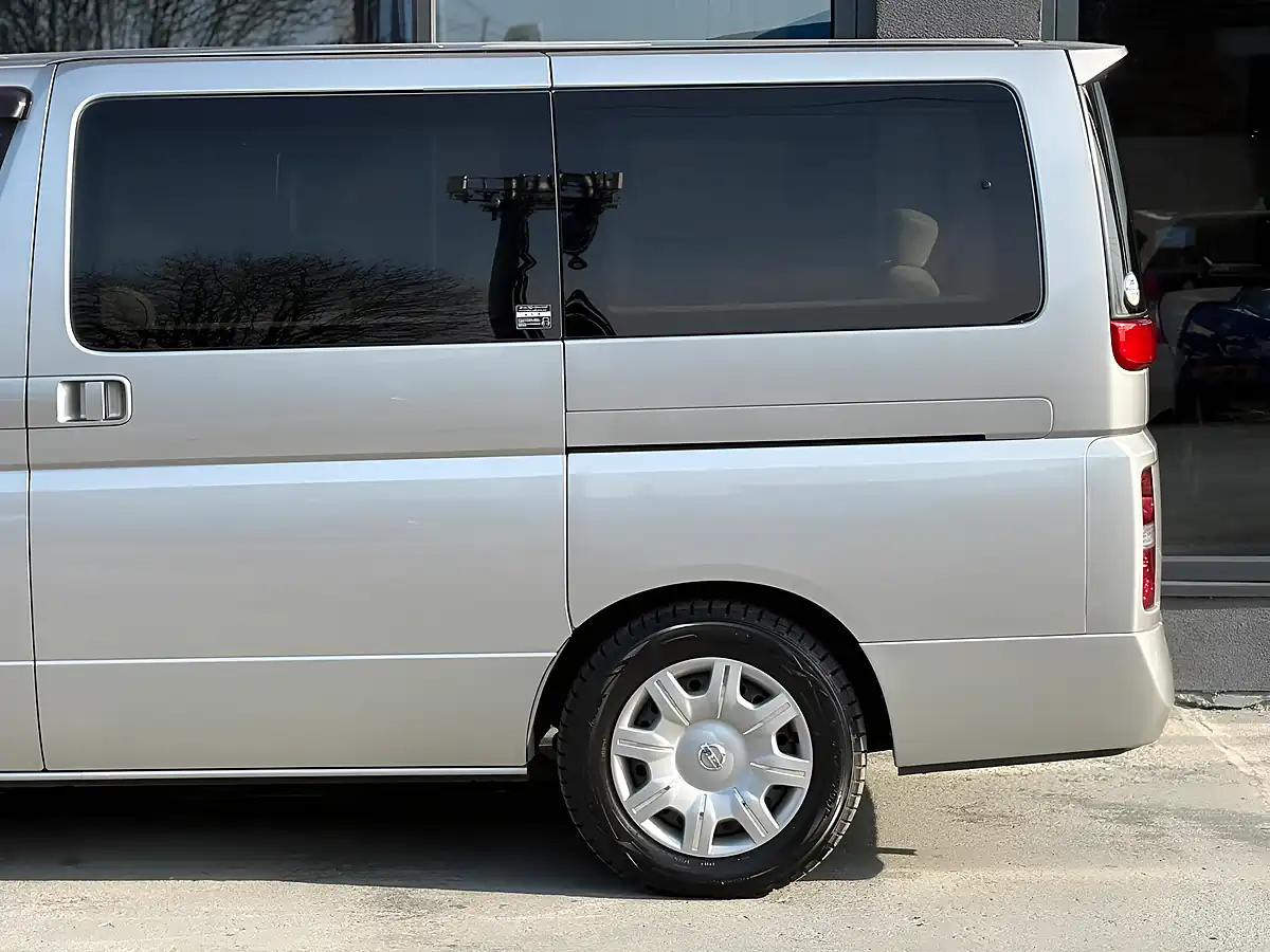 Used 2005 Nissan Elgrand Silver - Interior and Exterior details 7