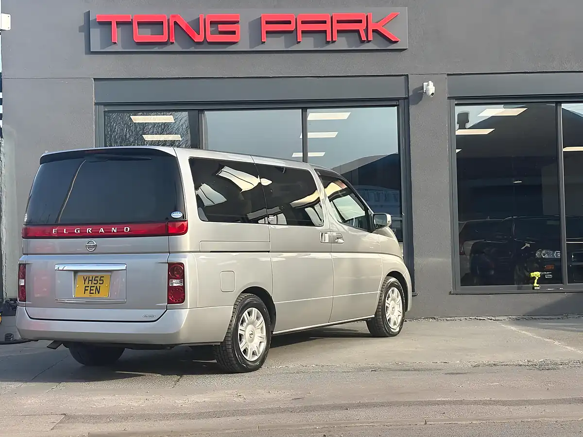 Used 2005 Nissan Elgrand Silver - Interior and Exterior details 8