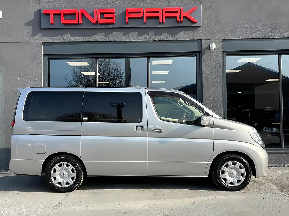 Used 2005 Nissan Elgrand Silver - Interior and Exterior details 9