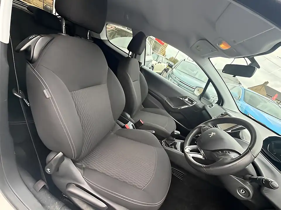 Used 2005 Peugeot 208 Black Edition White - Interior and Exterior details 10