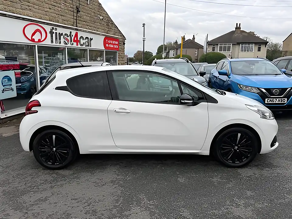 Used 2005 Peugeot 208 Black Edition White - Interior and Exterior details 7