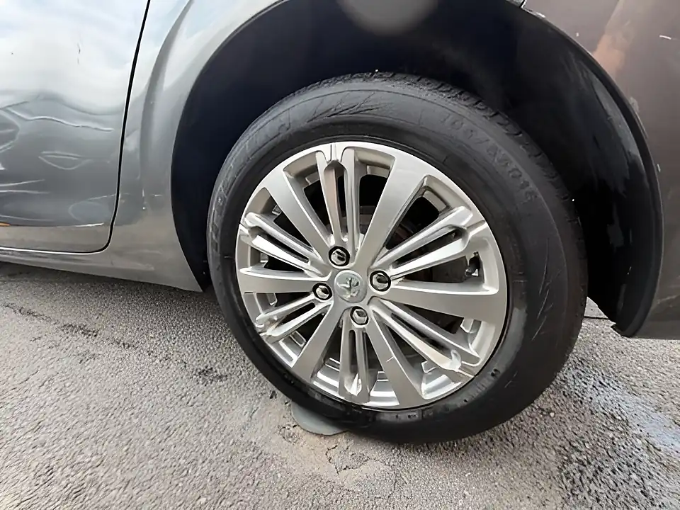 Used 2005 Peugeot 208 Signature Grey - Interior and Exterior details 14