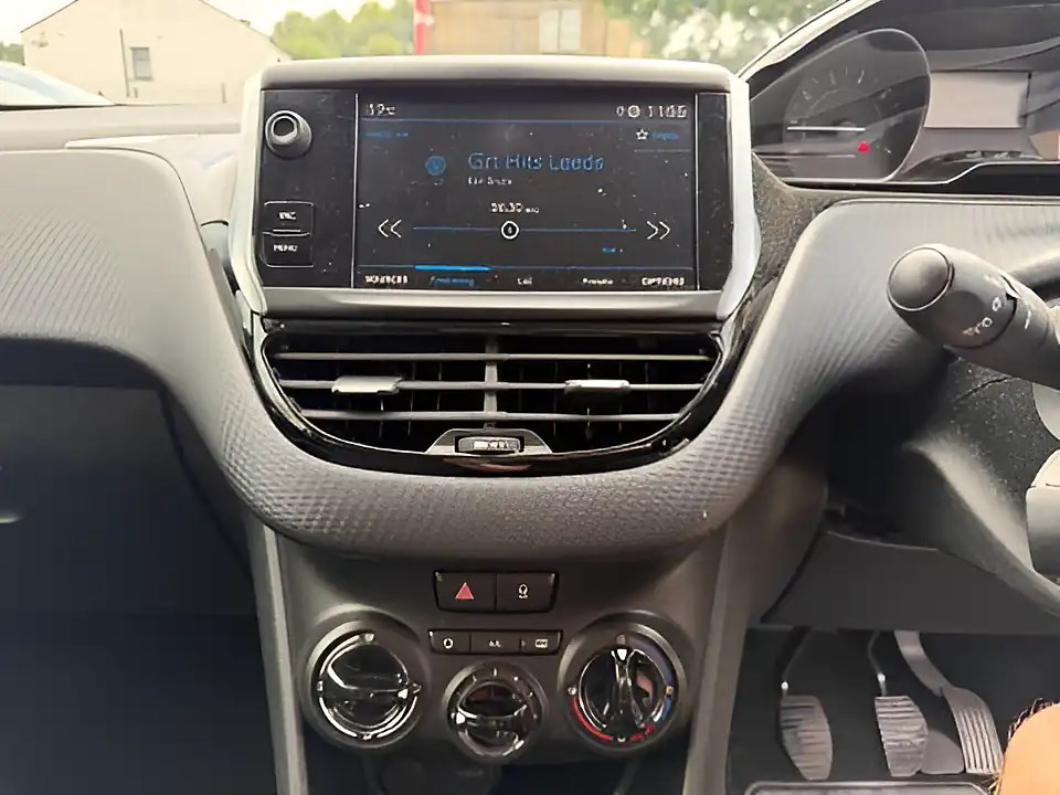 Used 2005 Peugeot 208 Signature Grey - Interior and Exterior details 15
