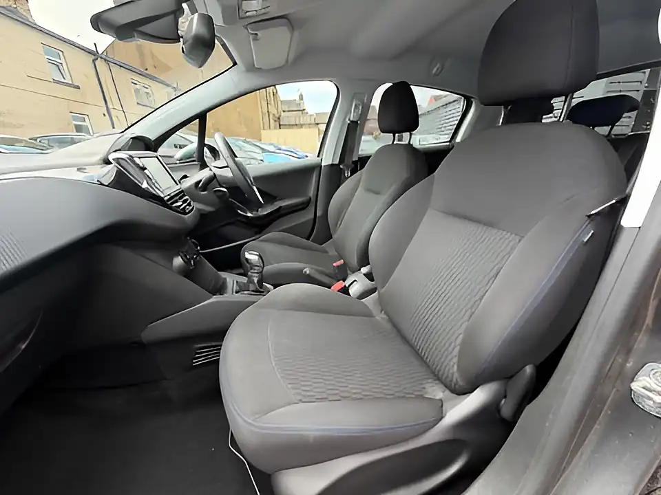 Used 2005 Peugeot 208 Signature Grey - Interior and Exterior details 17