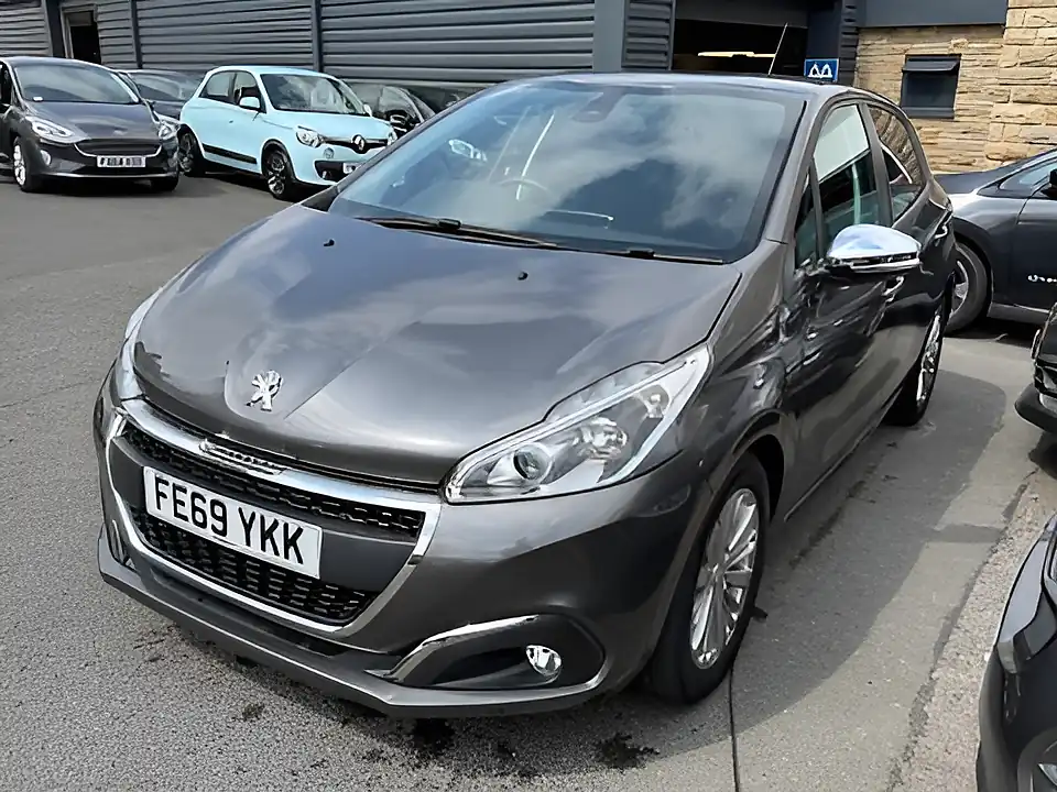 Used 2005 Peugeot 208 Signature Grey - Interior and Exterior details 3