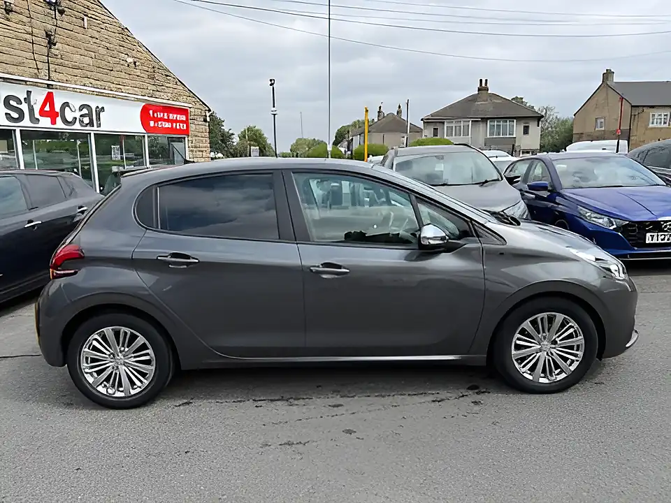 Used 2005 Peugeot 208 Signature Grey - Interior and Exterior details 6