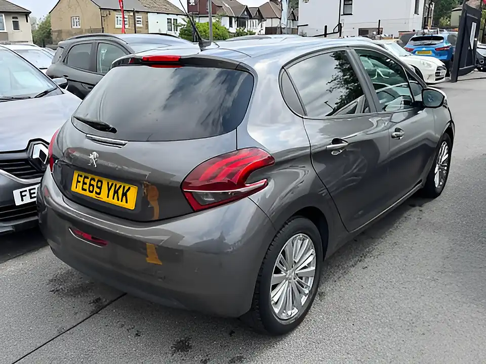 Used 2005 Peugeot 208 Signature Grey - Interior and Exterior details 7