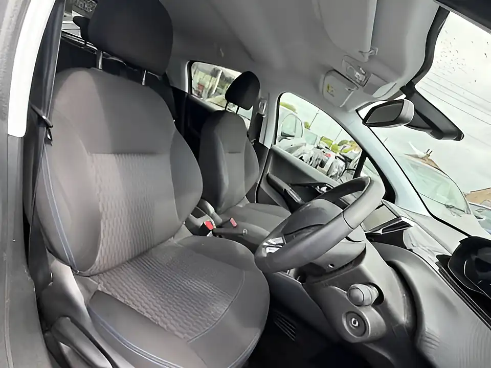 Used 2005 Peugeot 208 Signature Grey - Interior and Exterior details 8