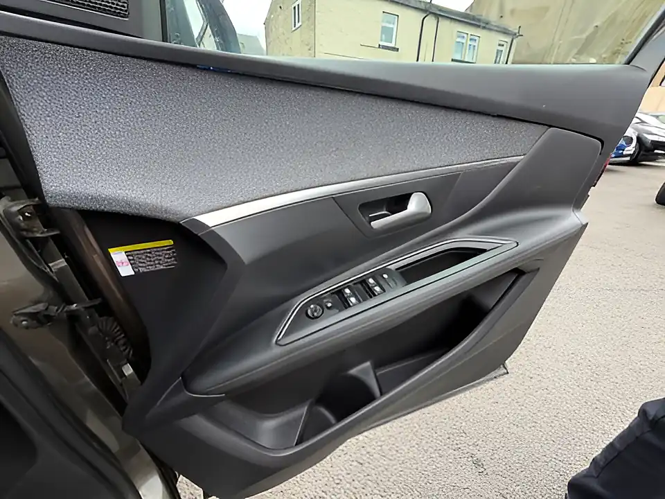 Used 2005 Peugeot 3008 Allure Grey - Interior and Exterior details 11