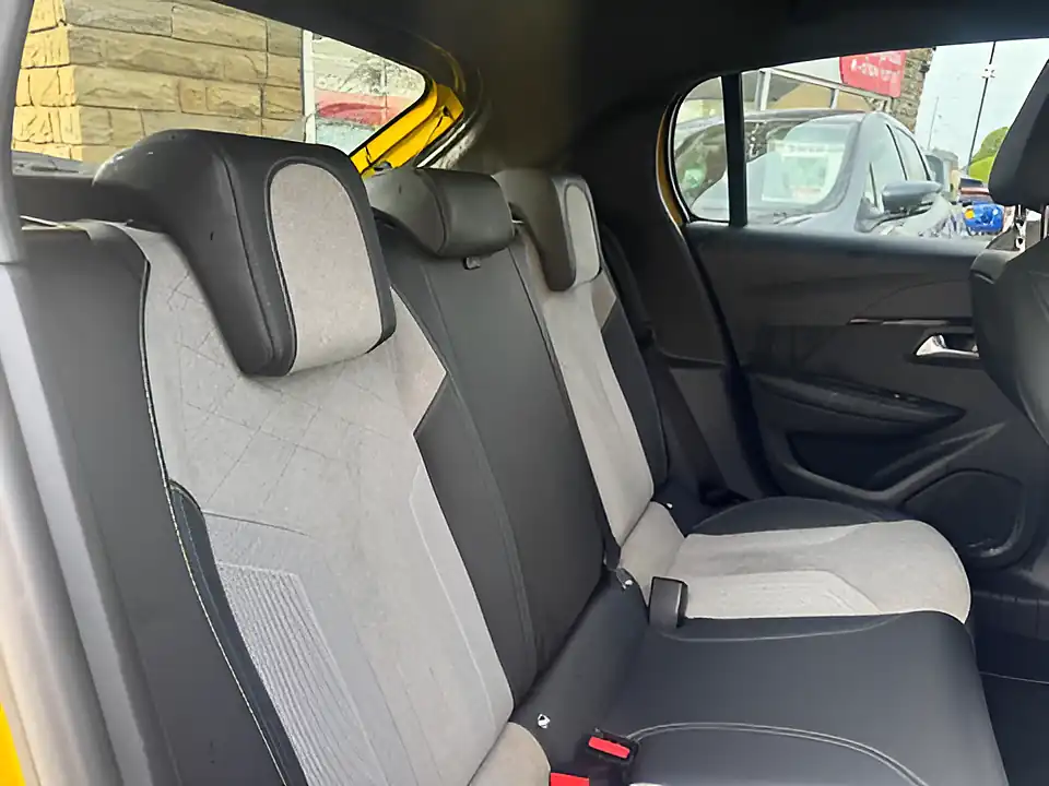 Used 2005 Peugeot e-208 GT Premium Faro Yellow - Interior and Exterior details 8