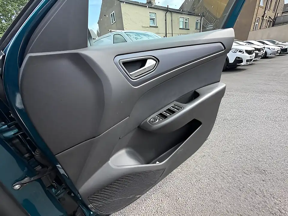 Used 2005 Renault Arkana Iconic Zanzibar Blue - Interior and Exterior details 13