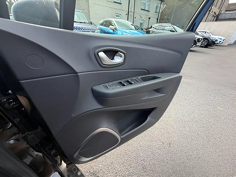 Used 2005 Renault Captur Dynamique Nav Black - Interior and Exterior details 14