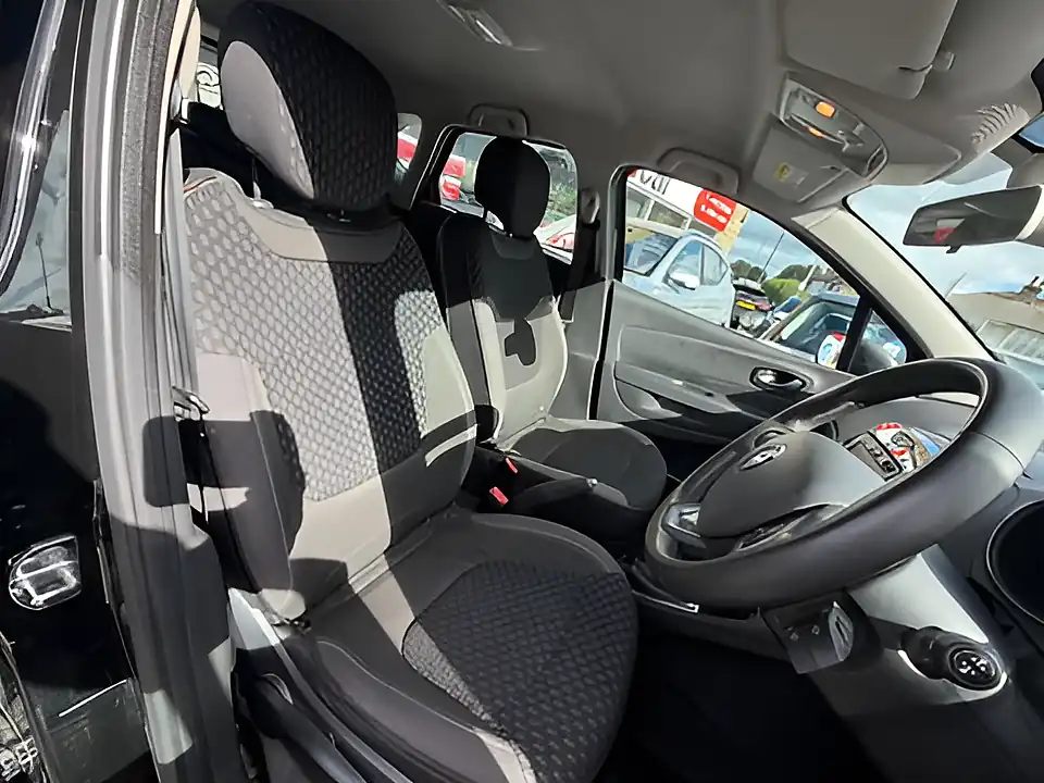 Used 2005 Renault Captur Dynamique Nav Black - Interior and Exterior details 9